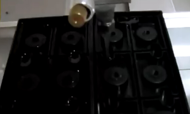 蓄电池中盖板点胶机视频